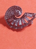 835-ös árt deco strassz köves kagyló formájú ezüst bross 30x20mm