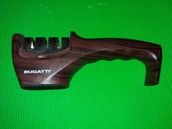 MINŐSÉGI BUGATTI ergonomikus kialakítású több féla penge élezésére alkalmas KÉSÉLEZŐ