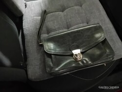 FEKETE MŰBŐR RETRO 3 FIÓKOS AUTÓS TÁSKA JÓ ÁLLAPOTBAN