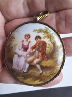 Porcelán,miniatűr Zsáner jelenetes bross és medál egyben