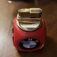 BMW emblémával díszített asztali asztali öngyújtó