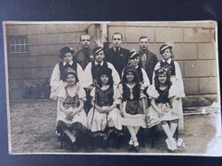 Régi fotó Néptáncos gyermekcsoport ünnepi viseletben – iskolai vagy falusi előadás, 1930-as évek