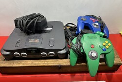 Nintendo 64 konzol csomag tartozékaival