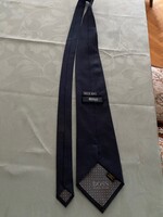 Vadonat új férfi nyakkendő. Boss 100%  silk 100% selyem.Divatos fekete színben.Gyönyörű szép.