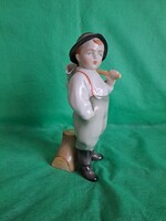 Sinkó András: vízhordó fiú, Zsolnay porcelán