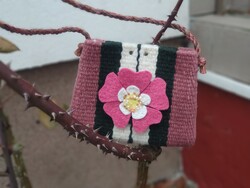 'CSIPKERÓZSIKA ÁLMA' kézzel szőtt gyapjú tok / szütyő / kistarisznya gyapjúfilc díszítéssel +AJÁNDÉK