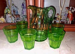 Zöld üveg kancsó poharakkal