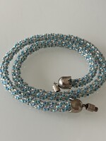 Apró, irizáló gyöngyökből fűzött csavart nyaklánc, 47 cm