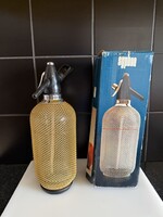 Cseh szódás szifon dobozával.