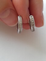 Ezüst karika fülbevaló apró fehér kövekkel