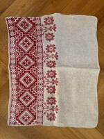 Kézzel hímzett piros-fehér népi kendő / kis terítő (53 × 45 cm)