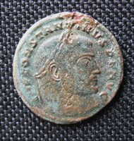 Római Bronz Constantinus M. Jupiter madárral (AA25)