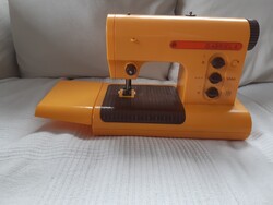 Piko Gabriella régi gyerek játék varrógép