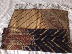 Pashmina, aranyszállal átszőtt kasmír sál