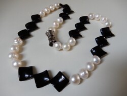 Édesvízi tenyésztett gyöngysor fekete, csiszolt kövekkel