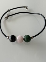 Rózsakvarc, jade és fekete achát gömbök szilikon zsinóron, 47 cm