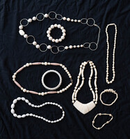 Fehér retro ékszercsomag, gyöngysorok, nyakláncok