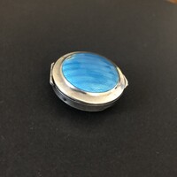 Ezüst (925) medálként is hordható szelence, kék, kissé sérült zománcozással, 1910-es évek