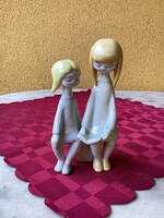 Hollóházi kézi festésű porcelán olvasó lányok figura 15 cm.