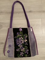 Egyedi, kézzel készült gobelin táska – romantikus, lila virágmintával