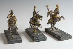 Aranyozott alpakka katona szobrok