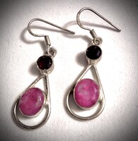 Régi, antik fazettált fülbevalóRubin drágakövekkel  925 ezüst foglalatban és bedugós akasztóval