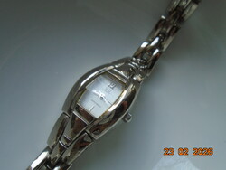 Q&Q a Citizen Watch Co vállalat japán leányvállalata,női vízálló óra dekoratív krómozott szíjjal