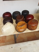 Kalap ,és fejdísz készítéséhez,  fa fej formák, a fehér gipszből van.