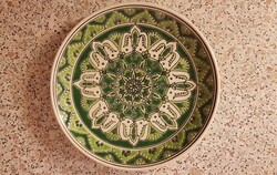Jelzett görög majolika, geometrikus mintázatú, élénk zöld színű falitányér, Dakas Keramik