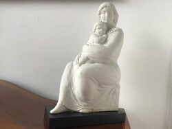 R Kiss Lenke Porcelán Anya gyermekével 40cm.