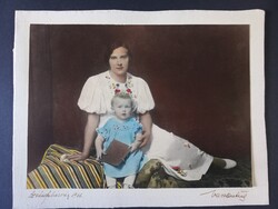 Színezett műtermi portré anya és gyermek – Székesfehérvár, 1936 (Vass Fotó)