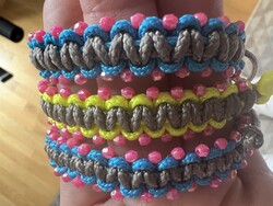 Tarka makrame karkötők pink gyöngyökkel