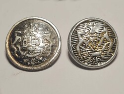 Antik ezüstözött sárgaréz livré gomb pár (20mm és 15mm) – Heraldikai mintával
