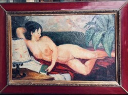 Fekvő akt könyvvel és antik olvasólámpával.