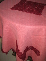 Csodaszép horgolással díszített mályva-bordó szőttes terítő