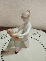 Aqincumi porcelán kislány macival