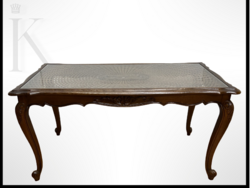 Neobarokk rusztikus faragott tölgyfa dohányzóasztal üveglappal