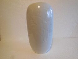 COLDITZ  , német  porcelán váza  , rajta , anyagából kidomborodó  virág motívummal , 9 x 17 cm