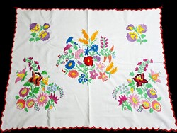 Kalocsai mintával hímzett terítő 67 x 54 cm