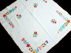 Kalocsai mintával hímzett terítő 70 x 67 cm