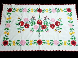 Kalocsai mintával hímzett terítő 83 x 51 cm