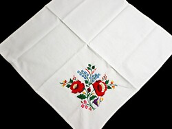 Kalocsai mintával hímzett terítő 57 x 55 cm