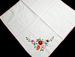 Kalocsai mintával hímzett terítő 64 x 64 cm