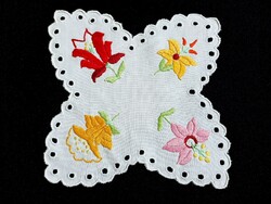 Kalocsai mintával hímzett terítő 16 x 16 cm