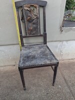2 darab, romos állapotú, felújításra szoruló szék