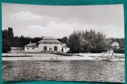 A kalocsai Csajda kertben lévő strandfürdő fürdőzőkkel, napozókkal, 1962, írott képeslap