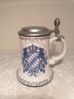 Német FRITZMANN porcelán söröskorsó, címer motívummal, ón tetővel, billentő fülön tobozzal.