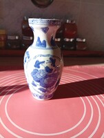 Kék-fehér kínai porcelán váza alján felirattal