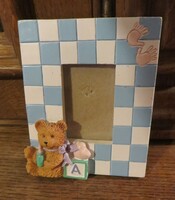 Régi kék-fehér kockás képkeret mackó cumisüveggel 9,5 x 11,5 cm