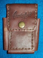 Vintage varrott BŐR övre fűzhető patentes cigaretta tartó "CHESTERFIELD" jó állapotba 12 x 9 cm